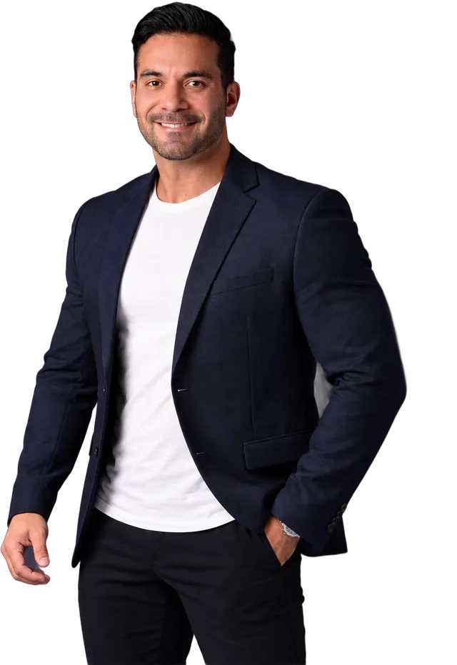 Matheus Baltar sorrindo, de blazer azul-marinho e camiseta branca