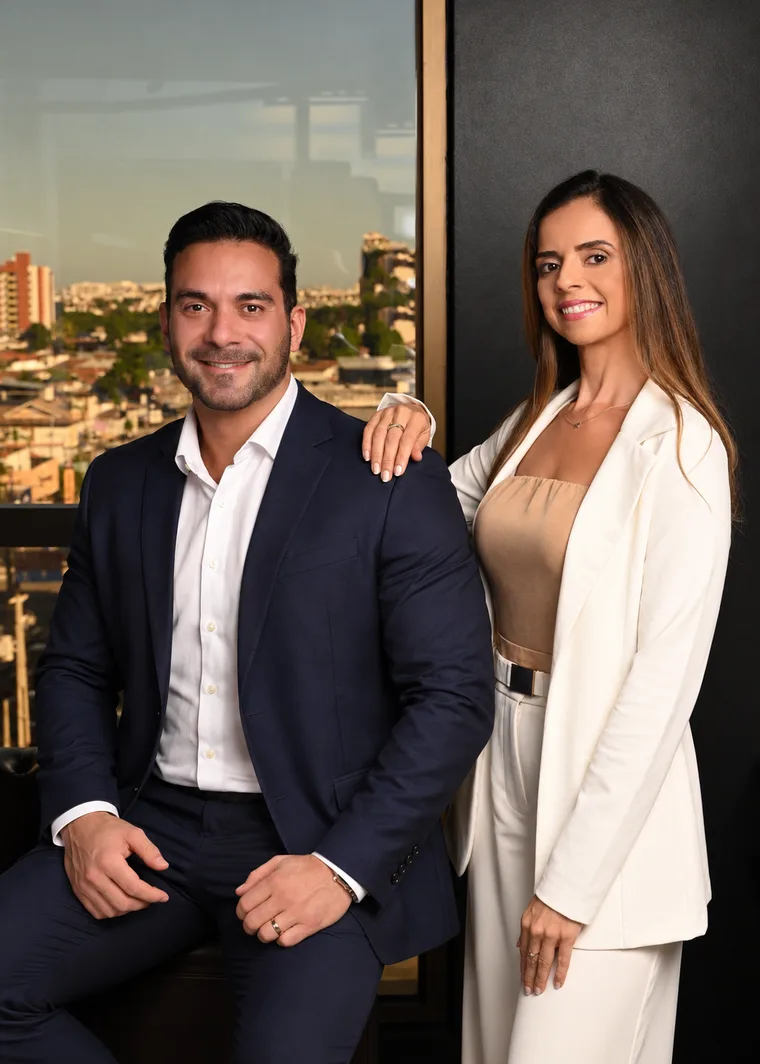 Matheus Baltar e a nutricionista Jullyane Baltar em um escritório com vista para a cidade